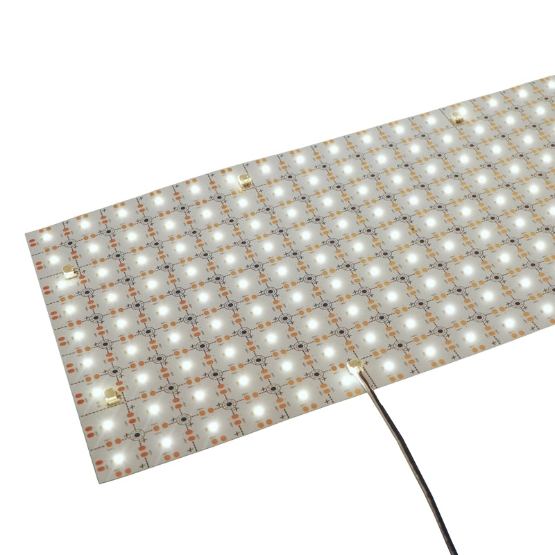 Cablu de alimentare conectat la un panou LED complet
