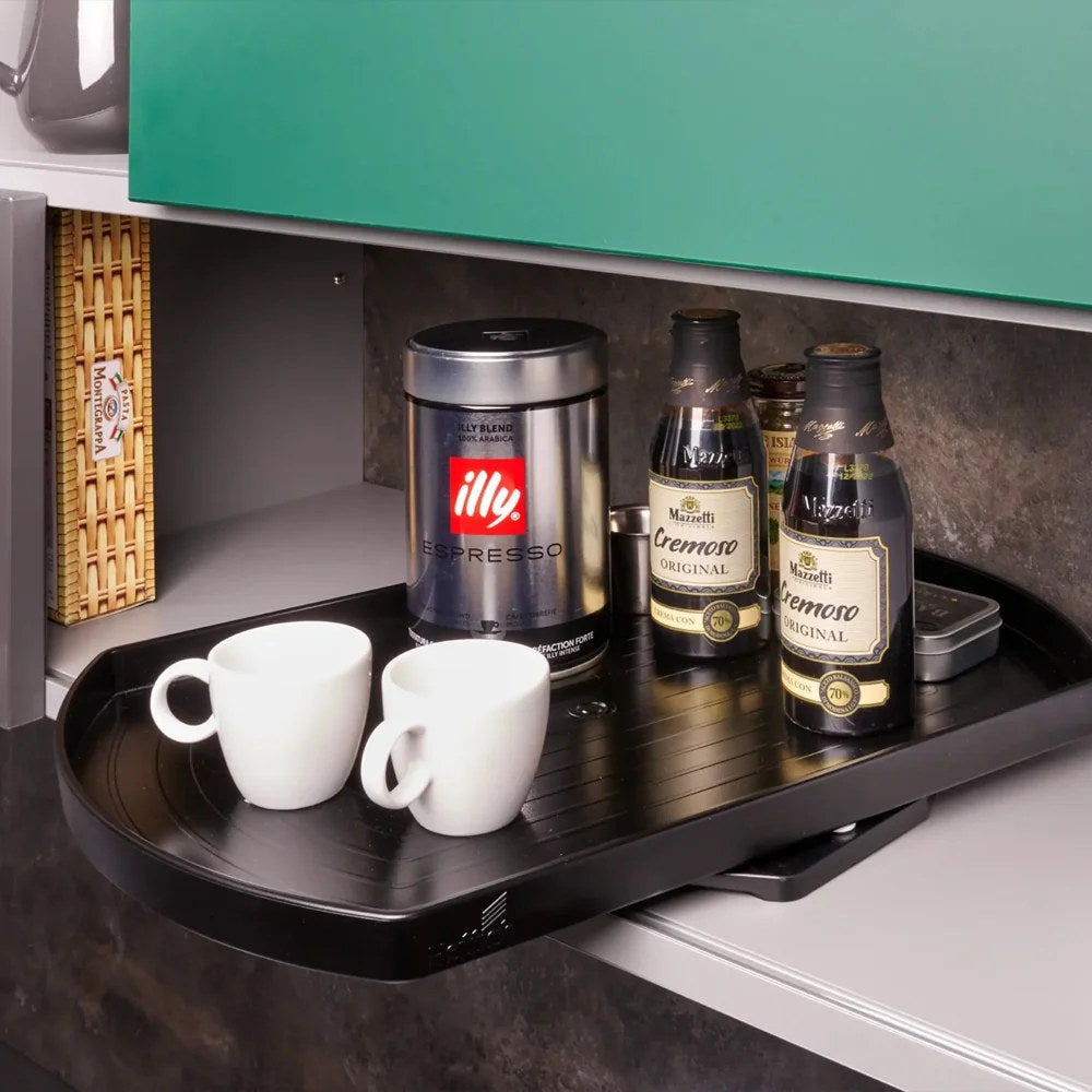 Suport rotativ Comfort Spin montat sub un dulap de bucătărie, cu cești de cafea și sticle de oțet balsamic