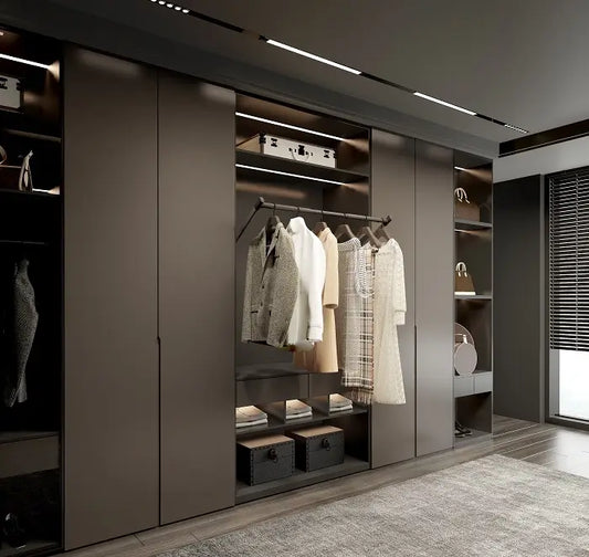Lift electric pentru bara de haine montat intr-un dressing modern