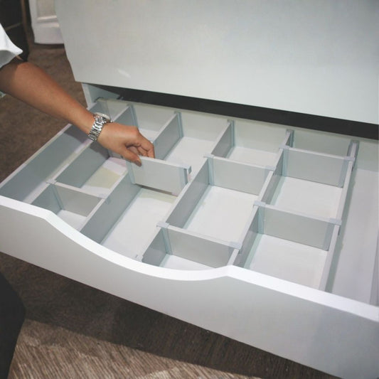 Organizator sertare montat într-un sertar real, compartimente flexibile